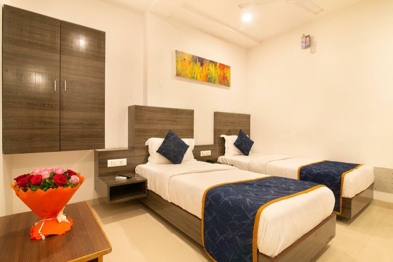 Hotel Sheetal Plaza Surat Exterior foto