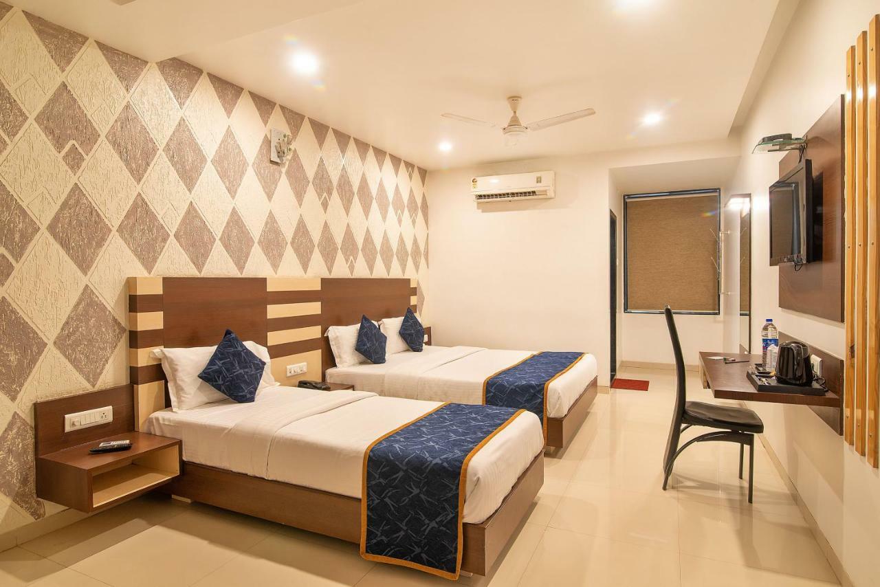 Hotel Sheetal Plaza Surat Exterior foto
