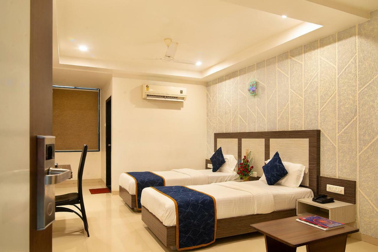 Hotel Sheetal Plaza Surat Exterior foto