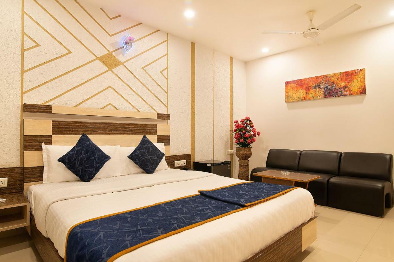 Hotel Sheetal Plaza Surat Exterior foto